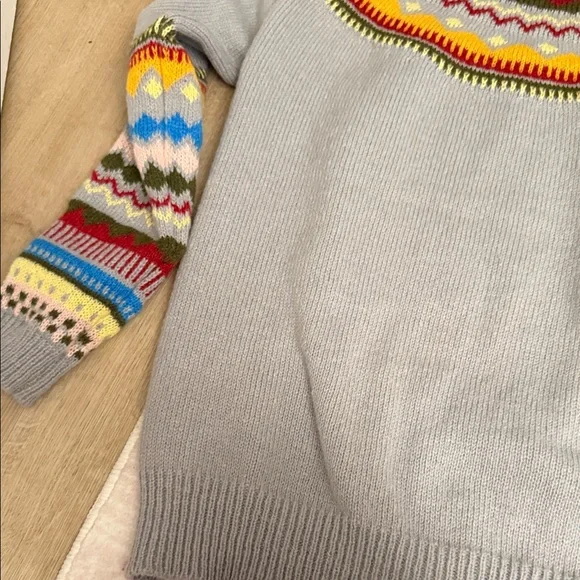 Amazon Women's Gray Sweater with Vibrant Patterns - Picture 6 of 7